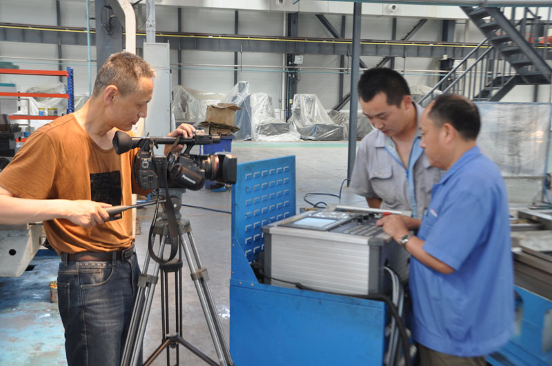 甘肅衛視記者來星火機床公司采訪拍攝 甘肅衛視記者來星火機床公司采訪拍攝