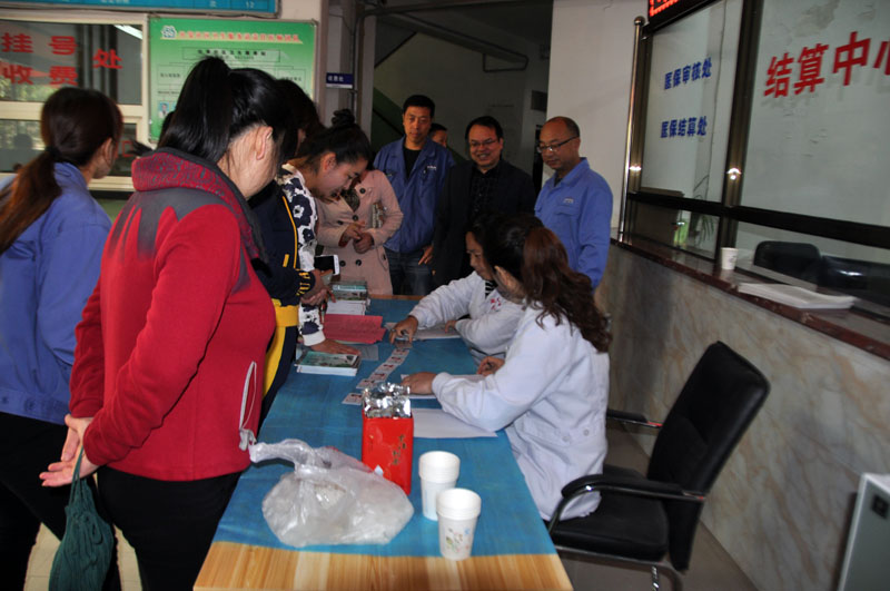 星火機床公司組織女職工進行體檢 星火機床公司組織女職工進行體檢