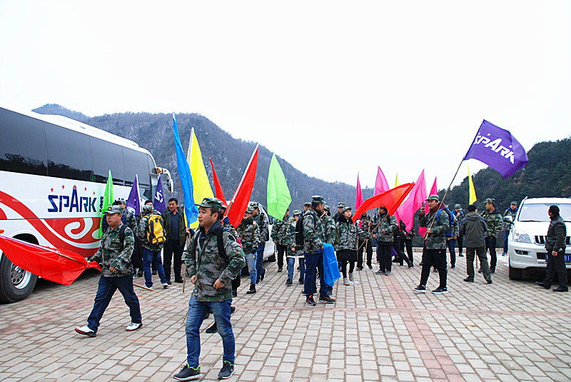 星火機床公司組織青工開展戶外拓展訓練 星火機床公司組織青工開展戶外拓展訓練