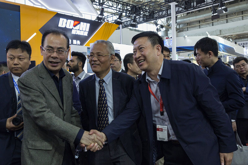 工信部規劃司領導參觀星火機床展臺