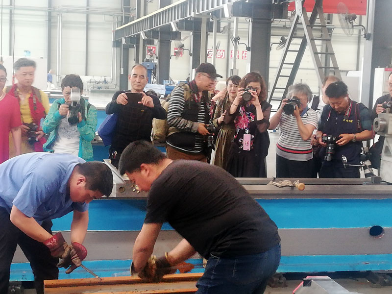 中國工業攝影協會50多人來星火機床公司采風