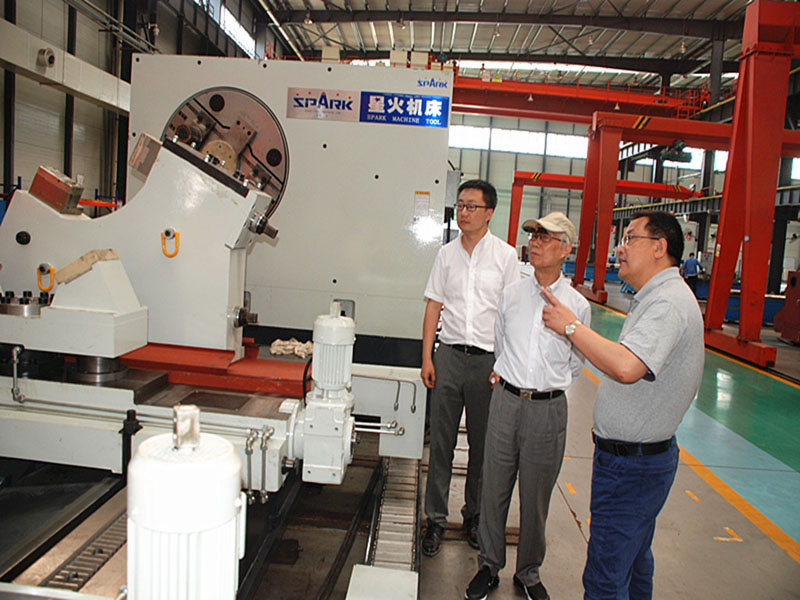 工信部智能制造專家咨詢委員會主任、 機械工業聯合會副會長朱森第來星火機床公司調研