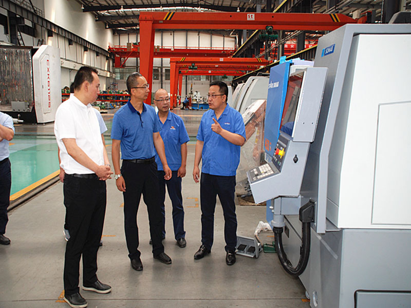 天水市政府副市長董小平來星火機床公司調研 天水市政府副市長董小平來星火機床公司調研