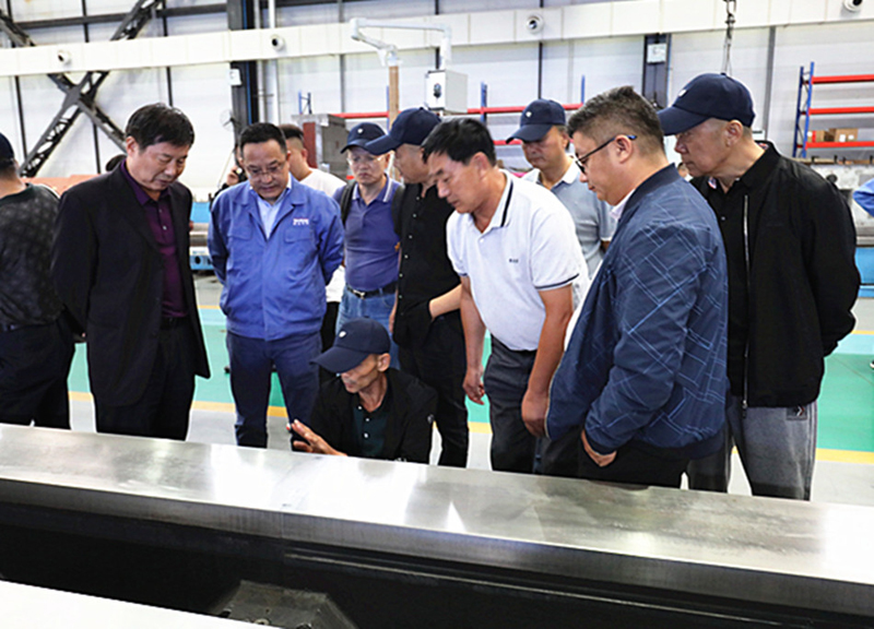 江陰鍛造行業企業家組團來星火機床公司參觀考察 江陰鍛造行業企業家組團來星火機床公司參觀考察