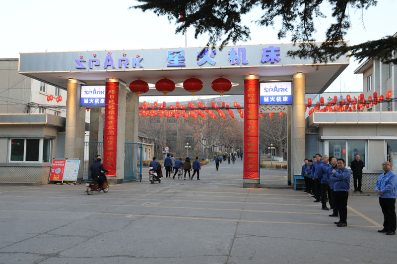 星火機床公司領導迎接職工上班 星火機床公司領導迎接職工上班