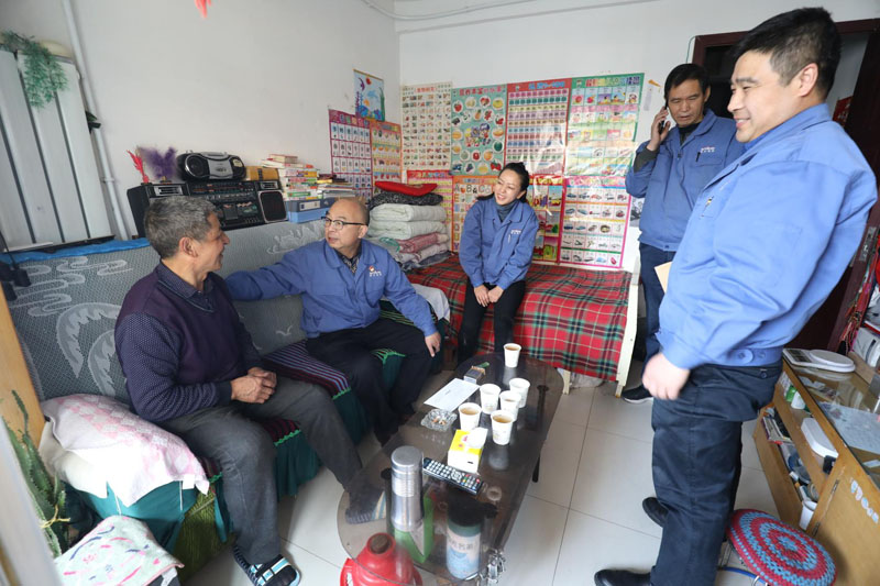 星火機床公司開展春節“送溫暖”慰問活動 星火機床公司開展春節“送溫暖”慰問活動