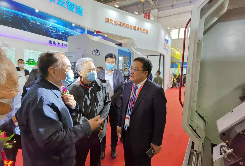 中國工程院院士周濟盧秉恒蒞臨星火機床公司展臺參觀 中國工程院院士周濟盧秉恒蒞臨星火機床公司展臺參觀