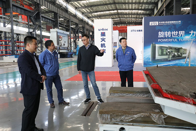 青海華鼎公司領導一行來星火機床公司參觀考察 青海華鼎公司領導一行來星火機床公司參觀考察