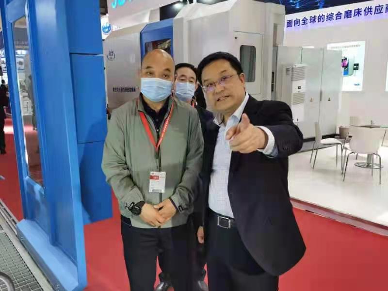 天水市科技局局長高翔宇一行參觀星火機床公司展臺 天水市科技局局長高翔宇一行參觀星火機床公司展臺