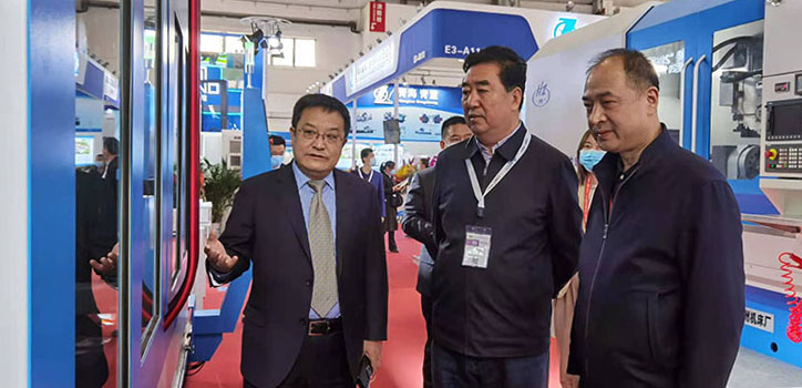 甘肅省政協原副主席張景輝蒞臨星火機床展臺參觀 甘肅省政協原副主席張景輝蒞臨星火機床展臺參觀