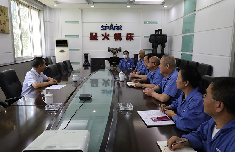 天水市國資委領導慰問星火機床公司一線黨員 天水市國資委領導慰問星火機床公司一線黨員