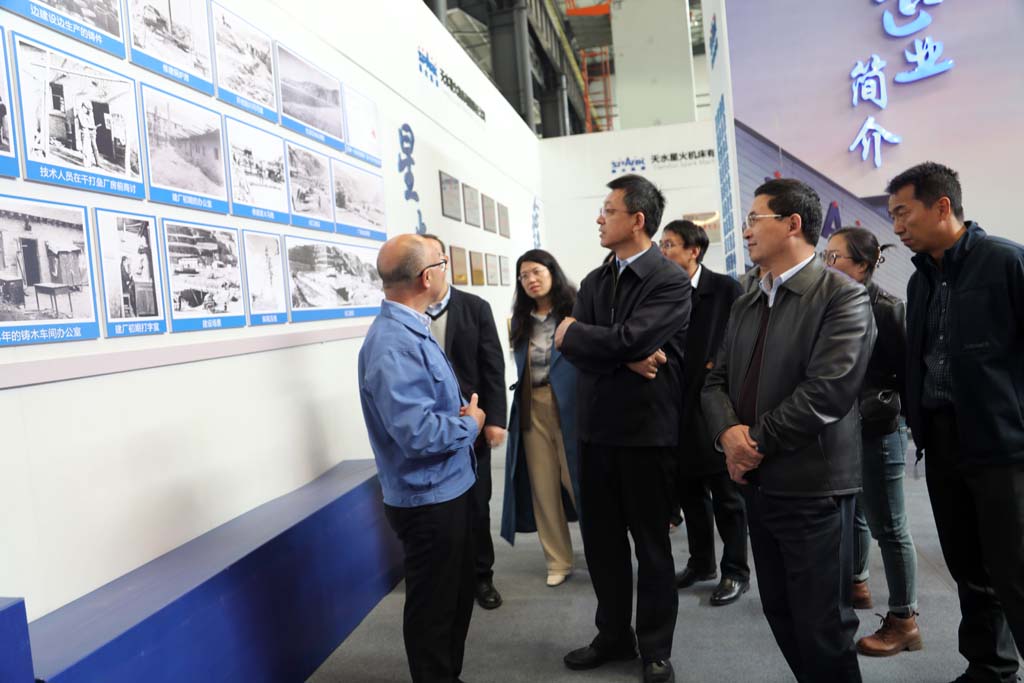 省委黨校專家教授一行來星火機(jī)床公司參觀考察 省委黨校專家教授一行來星火機(jī)床公司參觀考察