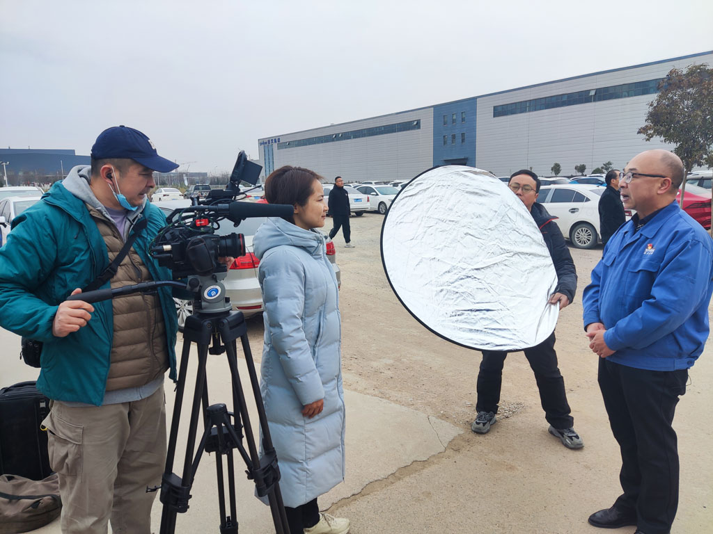 央視攝制組來星火機床公司拍攝紀(jì)錄片