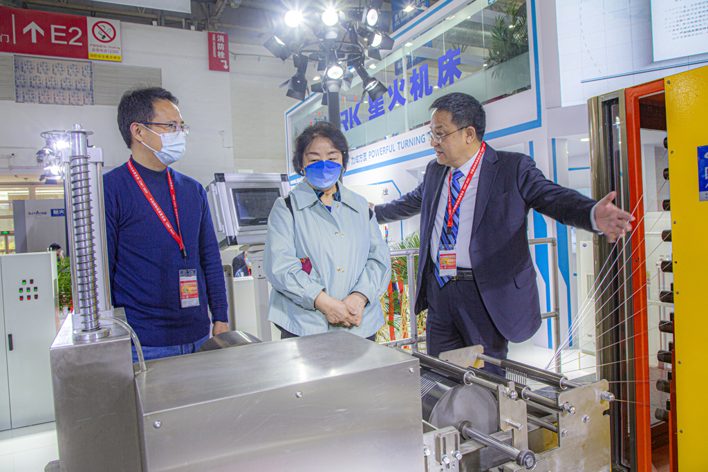 李冬茹光臨星火機床公司展臺參觀指導 李冬茹光臨星火機床公司展臺參觀指導