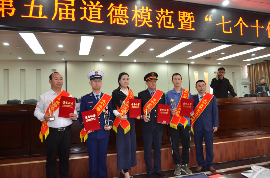 星火機床公司職工高韋亮喜獲麥積區“第五屆道德模范”榮譽稱號 星火機床公司職工高韋亮喜獲麥積區“第五屆道德模范”榮譽稱號