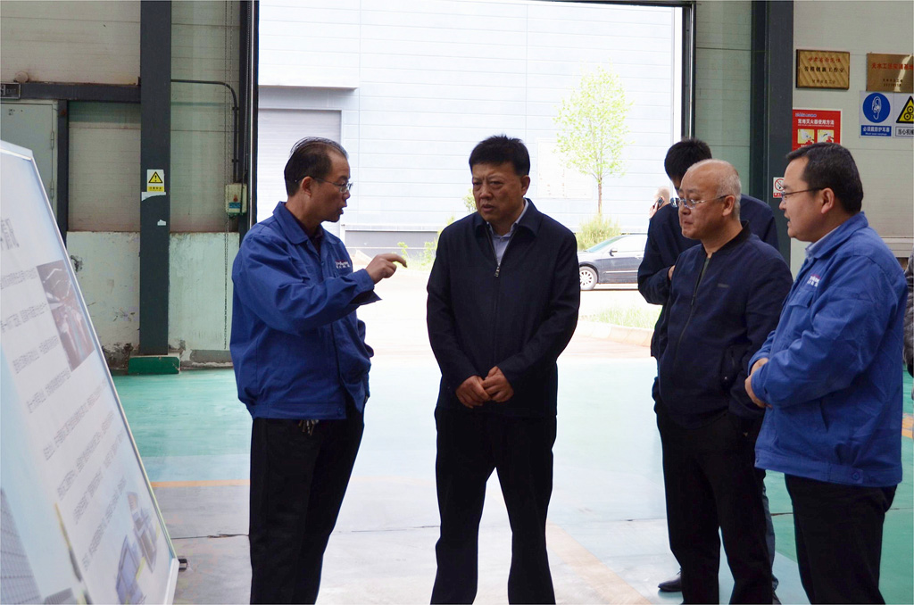 天水市政府督查專員何侃一行來星火機床公司 督查項目建設情況 天水市政府督查專員何侃一行來星火機床公司 督查項目建設情況