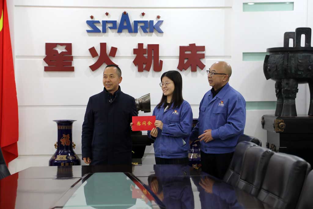 新春慰問(wèn)送關(guān)懷，歲寒情深暖人心，市國(guó)資委領(lǐng)導(dǎo)慰問(wèn)星火機(jī)床公司困難黨員