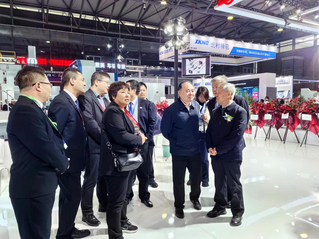 周濟等多位領導和專家蒞臨星火機床公司展臺