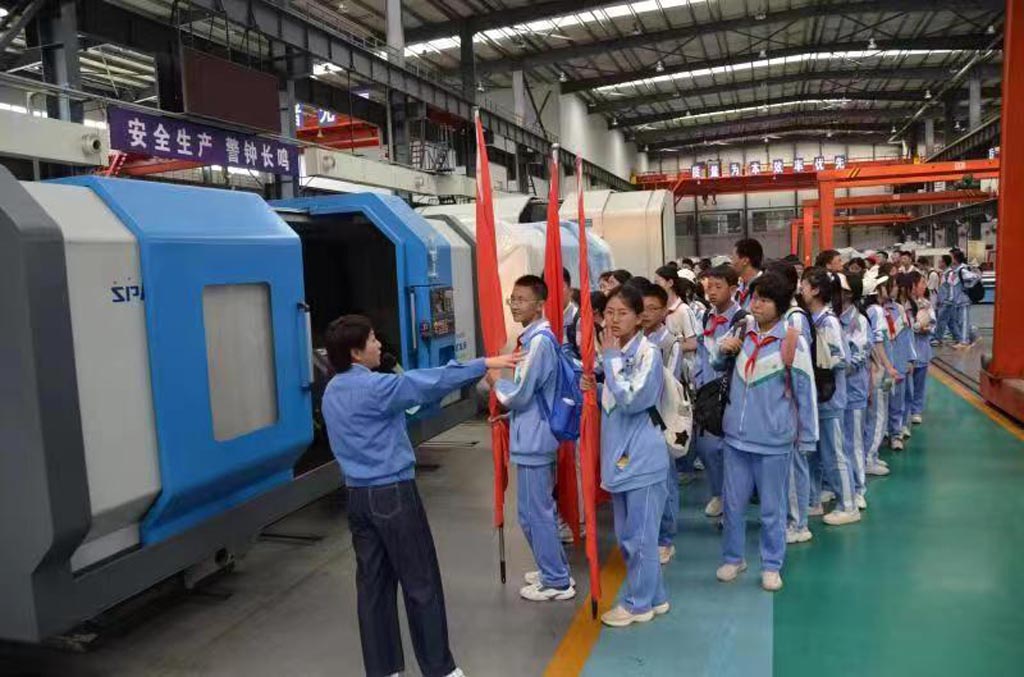 天水一中麥積分校學生來星火公司參觀