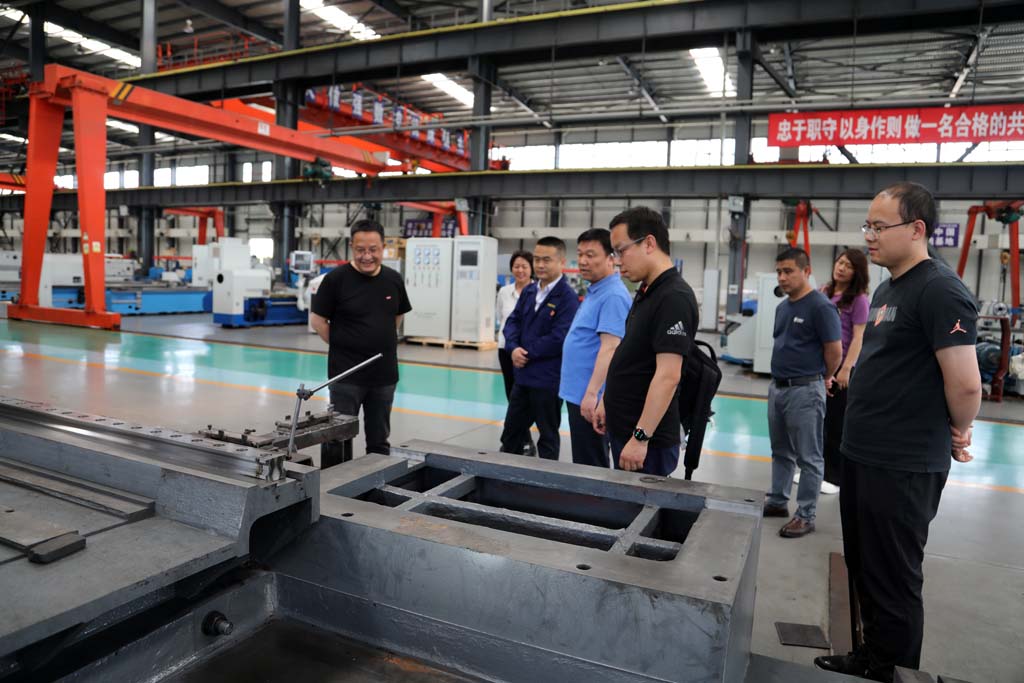 陜柴重工副總經(jīng)理雷軍來(lái)星火公司考察聯(lián)合體技術(shù)攻關(guān)項(xiàng)目