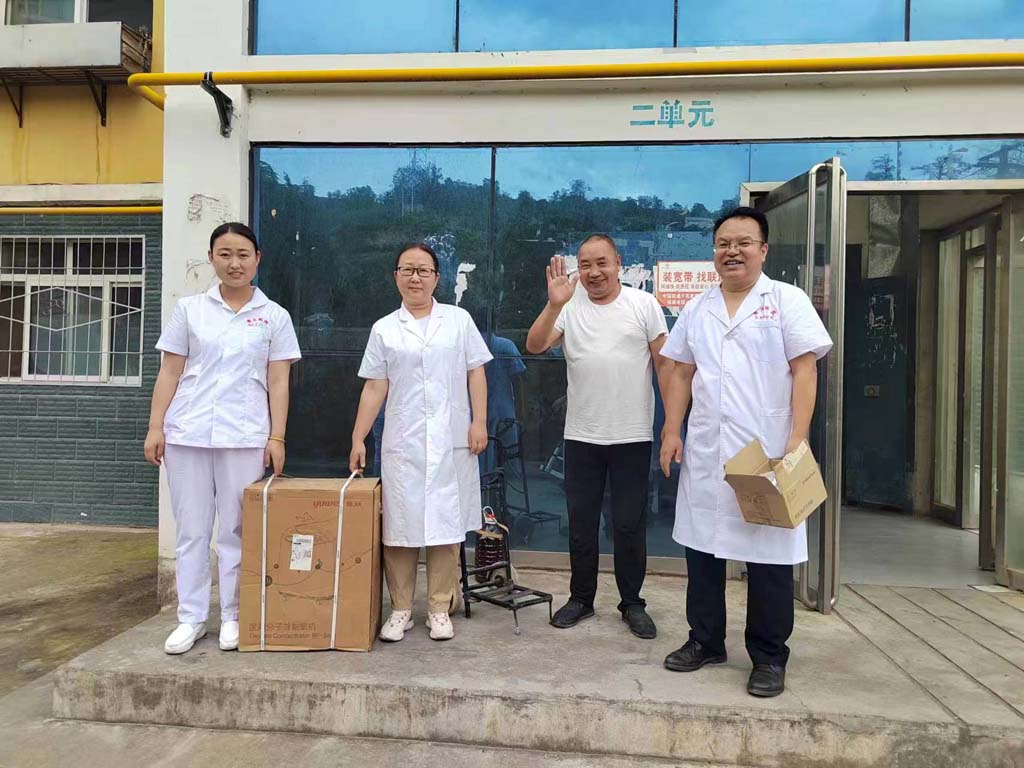 退休職工吳洪華為星火醫院無償捐贈制氧機