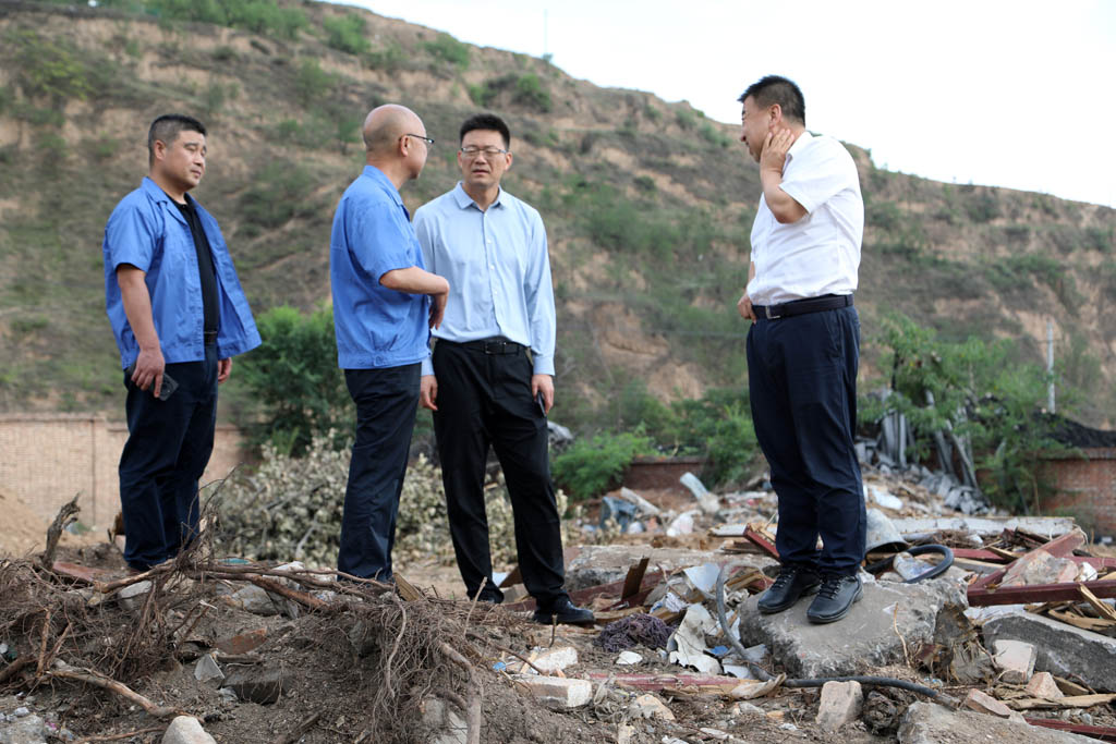 天水市工信局領(lǐng)導(dǎo)來(lái)星火數(shù)控公司檢查技改項(xiàng)目