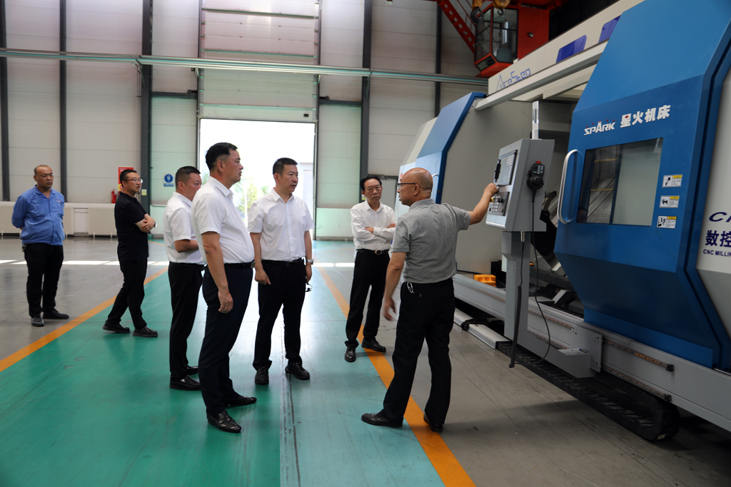 深圳東風(fēng)汽車有限公司董事長(zhǎng)劉金成一行蒞臨星火數(shù)控公司考察調(diào)研