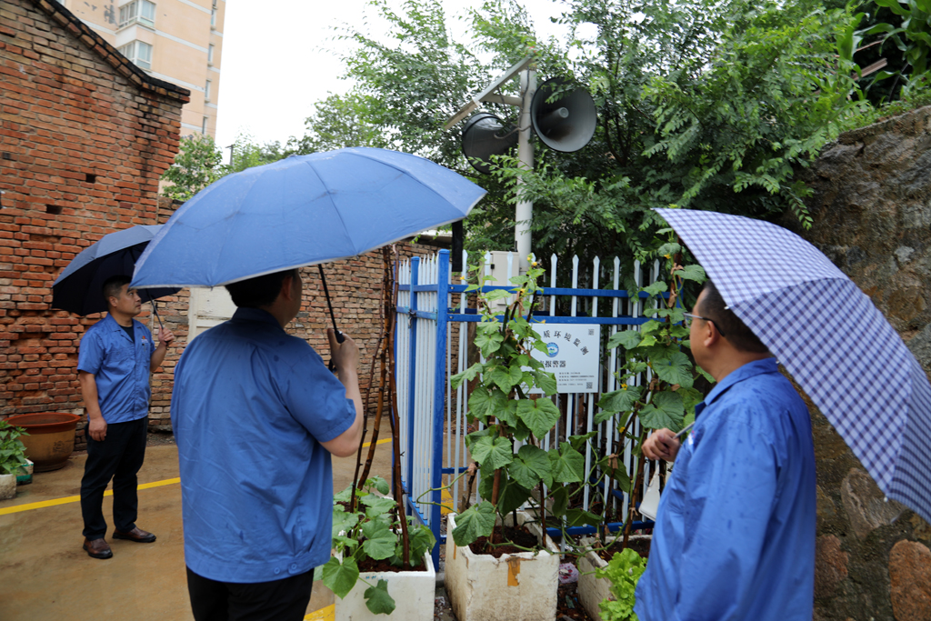 星火數控公司領導冒雨排查隱患,筑牢安全防線 星火數控公司領導冒雨排查隱患,筑牢安全防線