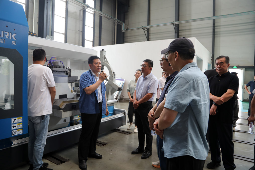 中國(guó)機(jī)電裝備維修與改造技術(shù)協(xié)會(huì)考察參觀星火數(shù)控