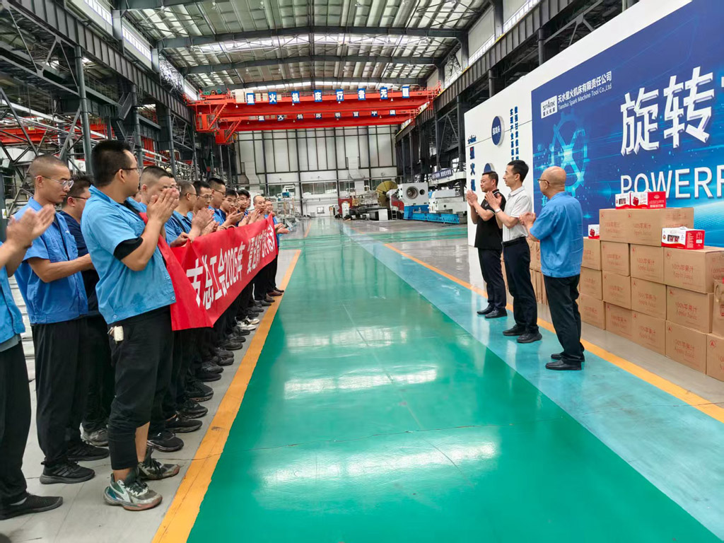 天水市總工會(huì)來(lái)甘肅星火數(shù)控公司開(kāi)展“夏送清涼”慰問(wèn)活動(dòng)