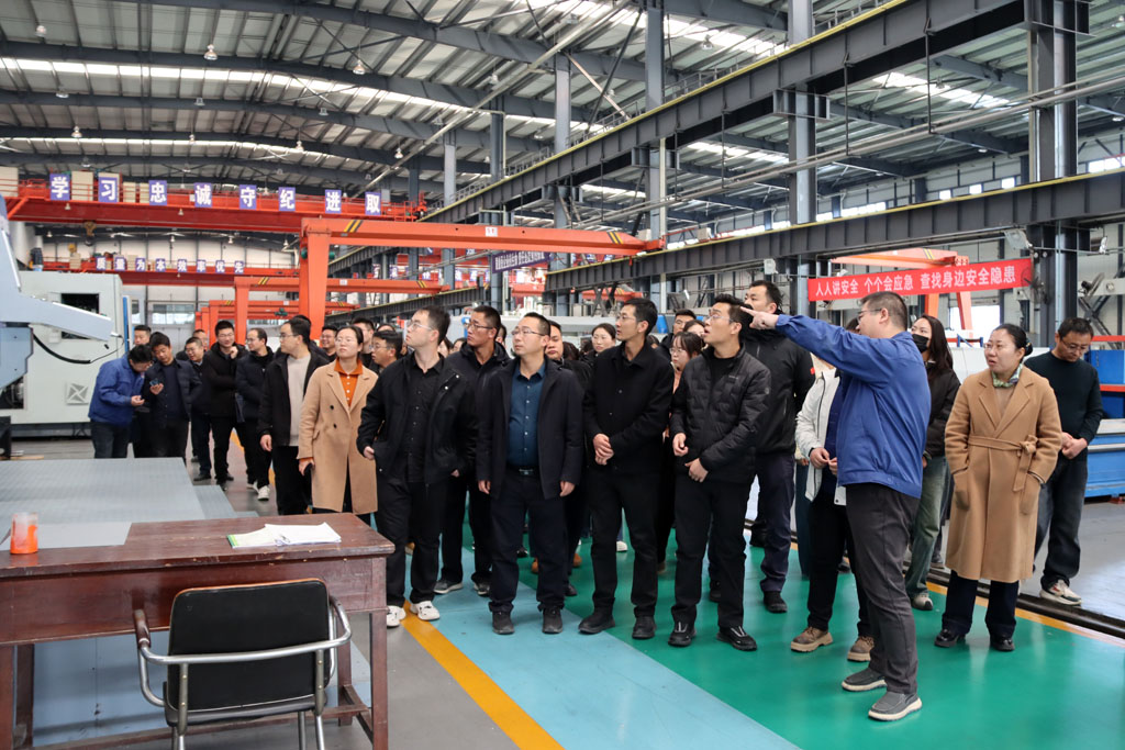 天水市市委組織部、市委黨校組織年輕干部來星火數控公司開展參觀學習活動 天水市市委組織部、市委黨校組織年輕干部來星火數控公司開展參觀學習活動